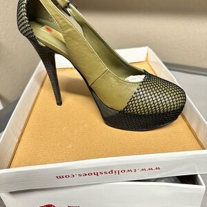 Two Lips Olive and Black Heels